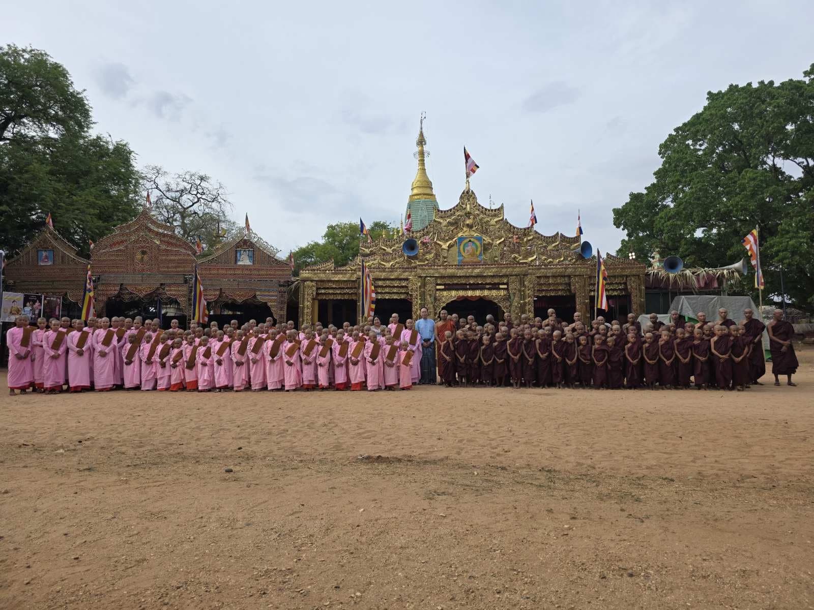 စိန်ဝတ်မှုန် မိသားစု အလှူပွဲ၌ ရွှေဂူဘုရားရှေ့တွင် စုဝေးနေသော သံဃာတော်များနှင့် သီလရှင်များ။